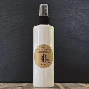 Pet Odour Eliminator + Conditioning Mist - Natural + Easy to Use Pet Deodorizer Spray - Detangles + Freshens Coats - Gentle For Everyday Use