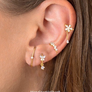 Ensemble de 4 boucles d'oreilles à pompons avec fleurs superposées - Créoles papillon superposées quotidiennes pour plusieurs piercings - Cadeau d'anniversaire - Cadeaux de Noël