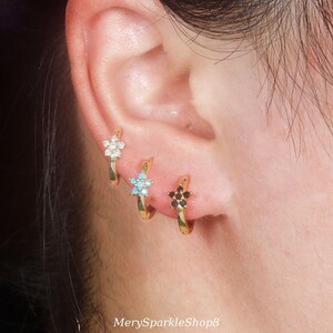 Créoles Huggie étoiles diamant - Créoles étoiles élégantes avec pierres précieuses - Boucles d'oreilles breloques en or - Bijoux célestes - Cadeau d'anniversaire pour femme