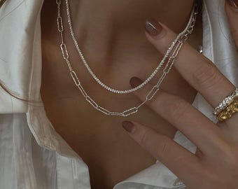 Collar de plata en capas: conjunto de cadena con diseño geométrico tipo clip.