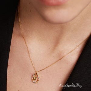 Collar de 26 alfabetos adornado con piedras de colores - Joyería de moda creativa chapada en oro de 18 quilates - Agregue energía a su estilo y siéntase especial