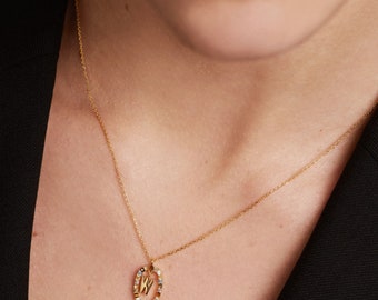 Collar con inicial de piedra de colores: colgante con alfabeto chapado en oro de 18 quilates