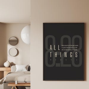 Op de afbeelding: Een rechthoekige zwarte wandkunstprint met de grote grijze tekst 8:28 en de witte tekst ALL THINGS. Daaronder staat de tekst Romans en bevat het vers: And we know that all things work together for good to them that love God, to them who are called according to his purpose.