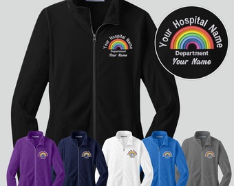 Geborduurde Rainbow Nurse Zip-Up Jacket, Gepersonaliseerde Student Nurse Fleece Jacket met Monogram, Gezondheidszorgpersoneel Medische Outfit, Cadeau voor haar