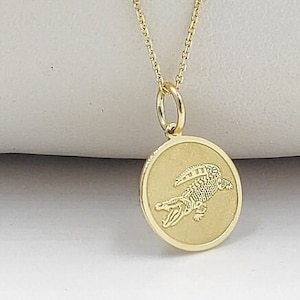 14K Solid Gold Crocodile Necklace, Gold Disc Alligator Pendant, Personalized Crocodile Jewelry, Animal Charm, Dainty Alligator Necklace