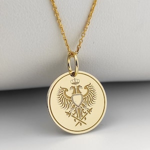 Collar con escudo familiar de oro macizo de 14 quilates y colgante con escudo de armas grabado.