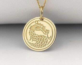 Peut inclure: Un collier en or avec un pendentif rond représentant un dragon gravé.
