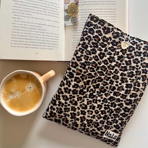 Buchhülle Kindlehülle gesteppt Booksleeve quilted aus Viskose mit Knopf Stoff Buchtasche Kindletasche gepolstert handmade genäht Leopard