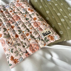 Buchhülle Kindlehülle gesteppt Booksleeve quilted aus Baumwolle mit Knopf Stoff Buchtasche Kindletasche gepolstert handmade Blumen Musselin Bild 2