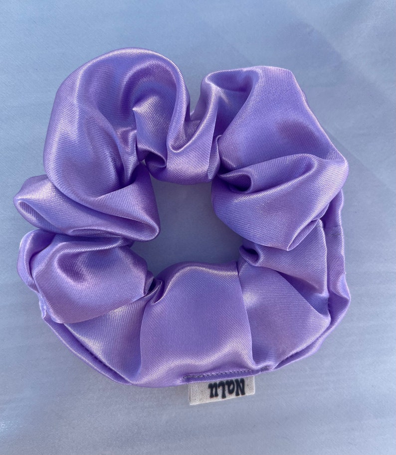 Scrunchie I 4 Größen aus Satin I flieder Stoff Haargummi xxl normal kinder klein groß dickes & dünnes Haar schonend elegant lila helllila M