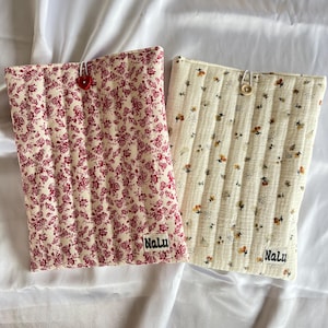 Buchhülle Kindlehülle gesteppt Booksleeve quilted aus Baumwolle mit Knopf Stoff Buchtasche Kindletasche gepolstert handmade genäht Blumen