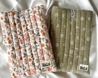 Funda de libro Kindle manga acolchada Booksleeve acolchado hecho de algodón con botón bolsa de libro de tela Kindle bolso acolchado flores hechas a mano muselina