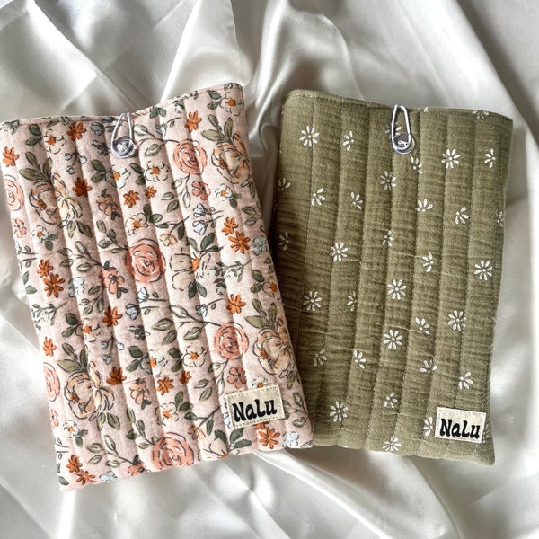 Funda de libro Kindle manga acolchada Booksleeve acolchado hecho de algodón con botón bolsa de libro de tela Kindle bolso acolchado flores hechas a mano muselina