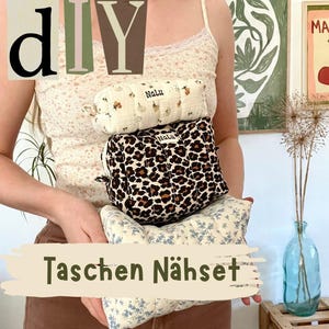 Könnte beinhalten: Ein Stapel von drei Kosmetiktaschen in verschiedenen Mustern. Die obere Tasche ist cremefarben mit kleinen floralen Designs, die mittlere Tasche hat einen Leopardenmuster und die untere Tasche hat ein blaues Blumenmuster. Das Wort "DIY" steht oben.