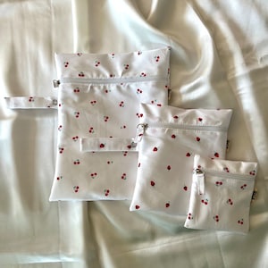 Wetbag 3 tailles Sac humide en PUL et coton à l'intérieur hydrofuge I cerises fraises avec poignée de transport I bandages en tissu protège-slips bikini