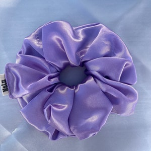 Scrunchie I 4 Größen aus Satin I flieder Stoff Haargummi xxl normal kinder klein groß dickes & dünnes Haar schonend elegant lila helllila XL