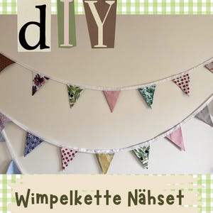 Puede incluir: Un kit de banner DIY con banderines de tela coloridos. La pancarta está ensartada en una cinta blanca y cuelga contra una pared neutra. La imagen incluye el texto "DIY" y "Wimpelkette Nähset". El fondo tiene un patrón de cuadros verdes y blancos.