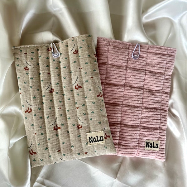 Buchhülle Kindlehülle gesteppt Booksleeve quilted aus Cord mit Knopf Stoff Buchtasche Kindletasche gepolstert handmade genäht einfarbig