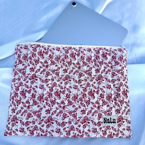 IPad Laptop Tablet HülleTasche genäht quilted case gesteppt Geschenk für Sie rot beige Baumwolle gepolstert drei Größen Blumen cottagecore