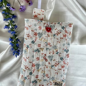 Housse de livre Kindle matelassée Housse de livre matelassée en coton avec bouton Sac de livre en tissu Sac Kindle rembourré fait main Fleurs en mousseline