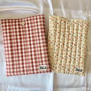 Buchhülle Kindlehülle gesteppt Booksleeve quilted aus Baumwolle mit Knopf Stoff Buchtasche Kindletasche gepolstert handmade Blumen Musselin