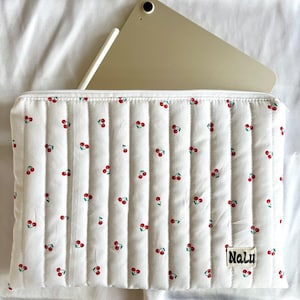 IPad Laptop Tablet HülleTasche Kirschen genäht quilted case gesteppt Geschenk für Sie weiß rot Baumwolle gepolstert drei Größen Obst print