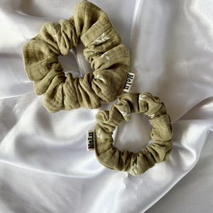 シュシュ | モスリン製、綿100%、4サイズ展開 | グリーンの花柄 | 布製ヘアゴム XXL レギュラー 子供用 S L 太い髪用＆細い髪用