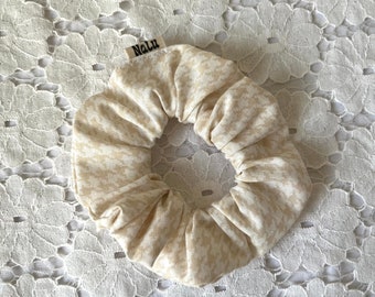 Scrunchie Limited Edition 3 Größen aus 2nd Hand Stoff beige Hahnentritt Stoff Haargummi normal kinder klein groß dickes & dünnes Haar weiß