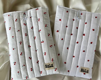 Quilted book sleeve/Kindle cover made of cotton, buttoned fabric, padded book bag/Kindle bag, handmade with cherries and strawberries
