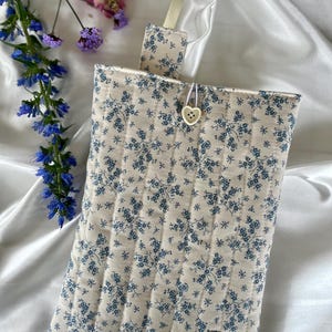 Housse de livre Kindle matelassée Housse de livre matelassée en coton avec bouton Sac de livre en tissu Sac Kindle rembourré Fleurs cousues à la main