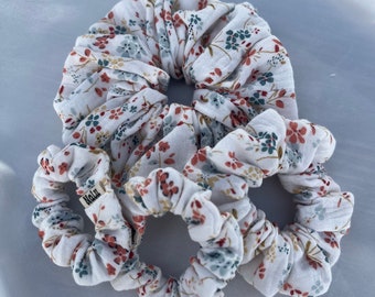 Scrunchie I 4 Größen aus Musselin 100% Baumwolle I weiß Blumen I Stoff Haargummi xxl normal kinder klein groß dickes & dünnes Haar