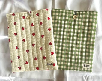 Quilted book cover/Kindle cover made of cotton with button, fabric book bag/Kindle bag, padded, handmade with hearts, muslin
