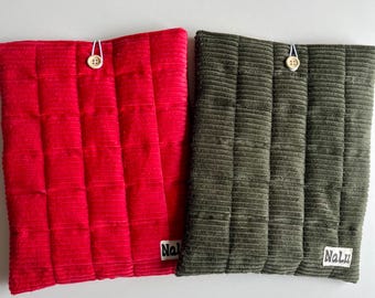 Peut inclure: Deux pochettes rectangulaires en velours côtelé, une rouge vif et une vert olive, présentant un motif matelassé en grille, une fermeture à bouton en bois clair avec une boucle élastique et une petite étiquette blanche marquée NaLu.