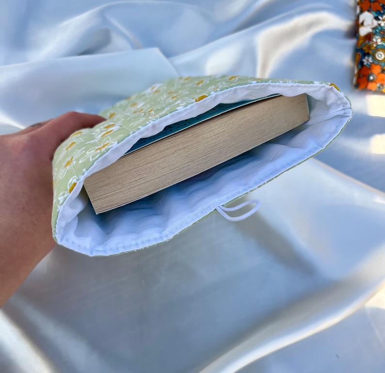 Buchhülle Kindlehülle gesteppt Booksleeve quilted aus Baumwolle mit Knopf Stoff Buchtasche Kindletasche gepolstert handmade genäht Blumen Bild 2