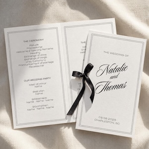 Może przedstawiać: Biała broszura ślubna z czarnym tekstem i cienką czarną ramką. Na okładce znajduje się napis The Wedding of Natalie and Thomas, 08.08.2028, Charleston, SC oraz czarna kokardka. Wewnątrz wymieniono szczegóły ceremonii oraz członków orszaku ślubnego.