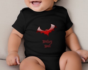 Może przedstawiać: Czarny śpioszek dla niemowlęcia z czerwonym nadrukiem nietoperza i napisem "Baby Bat" w kolorze czerwonym.