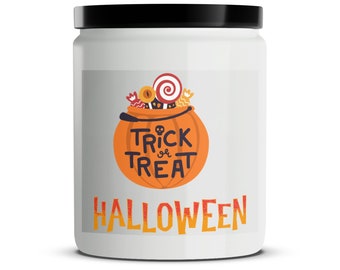 Könnte beinhalten: Ein weißer zylindrischer Behälter mit schwarzem Deckel. Der Behälter zeigt ein Halloween-Motiv mit einem orangefarbenen Kürbis, der Süßigkeiten hält, und den Worten "Trick or Treat" und "Halloween" in Orange und Weiß.