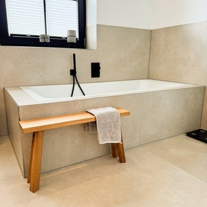 Smal, handgjord bänk i ek - Perfekt för badrum, kompakt för handdukar och tidskrifter, modern rustik design