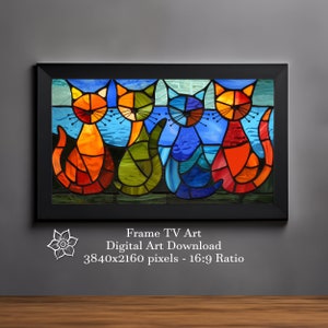 Puede incluir: Impresión digital de arte de tres gatos coloridos en estilo vitral. Los gatos son naranja, verde y azul. El fondo es un cielo azul con nubes blancas. La imagen es de 3840x2160 píxeles y tiene una proporción de 16:9. Frame TV Art Descarga de arte digital.