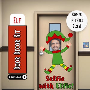 Puede incluir: Un cartel rojo y blanco con el texto "ELF DOOR DECOR KIT" y una flecha de descarga. Un recorte de elfo verde con un gorro rojo y un espacio para la cara está en una puerta marrón. El texto "Selfie with Elfie!" está debajo del elfo. Un círculo blanco con el texto "COMES IN THREE SIZES!" está en la esquina superior derecha.