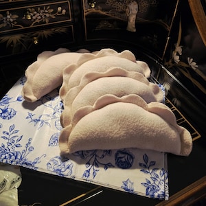 手作りのピエロギ/餃子型スクイーカー付き犬用おもちゃ