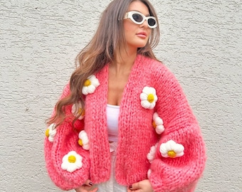 Gänseblümchen-Chunky-Cardigan, handgefertigter Pullover für Frauen, 3D-Gänseblümchen-Rosa-Strickjacke, übergroße Gänseblümchen-Cardigan, weiche Mohair-Cardigan, flauschige Blumen