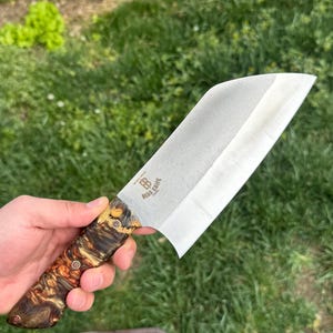 Könnte beinhalten: Nahaufnahme eines Bear Knife mit einem braunen und schwarzen Holzgriff. Das Messer hat eine Klinge aus Edelstahl und der Text "Bear Knife" ist in die Klinge graviert.