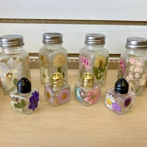 Pressed Flower Salt and Pepper Shakers, Kitchen Decor, Floral Home Decor, Kitchen Shakers, Spice Holders