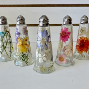 Pressed Flower Salt and Pepper Shakers, Vintage Style Salt and Pepper Shakers, Kitchen Decor, Floral Home Decor, Antique Style Shakers