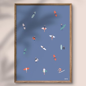 Peut inclure: Une affiche encadrée avec un fond bleu représentant des surfeurs et des planches de surf. Les planches de surf sont de différentes couleurs, notamment orange, blanc et vert. L'œuvre d'art est de style minimaliste et est encadrée en bois.