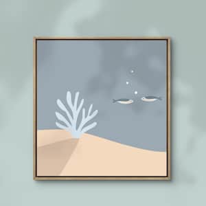 Peut inclure: Impression d'art encadrée carrée représentant une scène sous-marine. L'œuvre d'art montre deux poissons nageant près d'un corail bleu clair et d'un fond marin beige sableux sur un fond bleu clair. Le cadre est de couleur bois naturel.