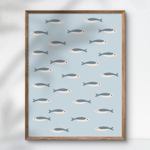 Peut inclure: Une affiche encadrée avec un fond bleu clair, présentant un motif de poissons stylisés. Chaque poisson est représenté en gris et blanc, avec un petit point rouge pour l'œil. Le cadre est en bois.