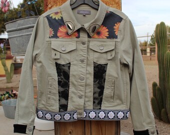Chaqueta vaquera reciclada, estampado de girasoles, ribete de encaje y detalle de cinturón vintage.