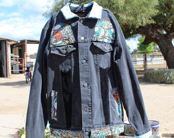 Chaqueta vaquera reciclada, rosas de leopardo, pana y detalles en verde azulado